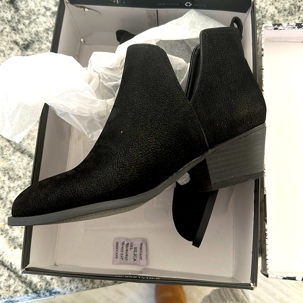 Brand new Chinese laundry black booties
